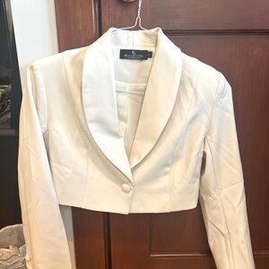 Crop blazer in white. Never use before.